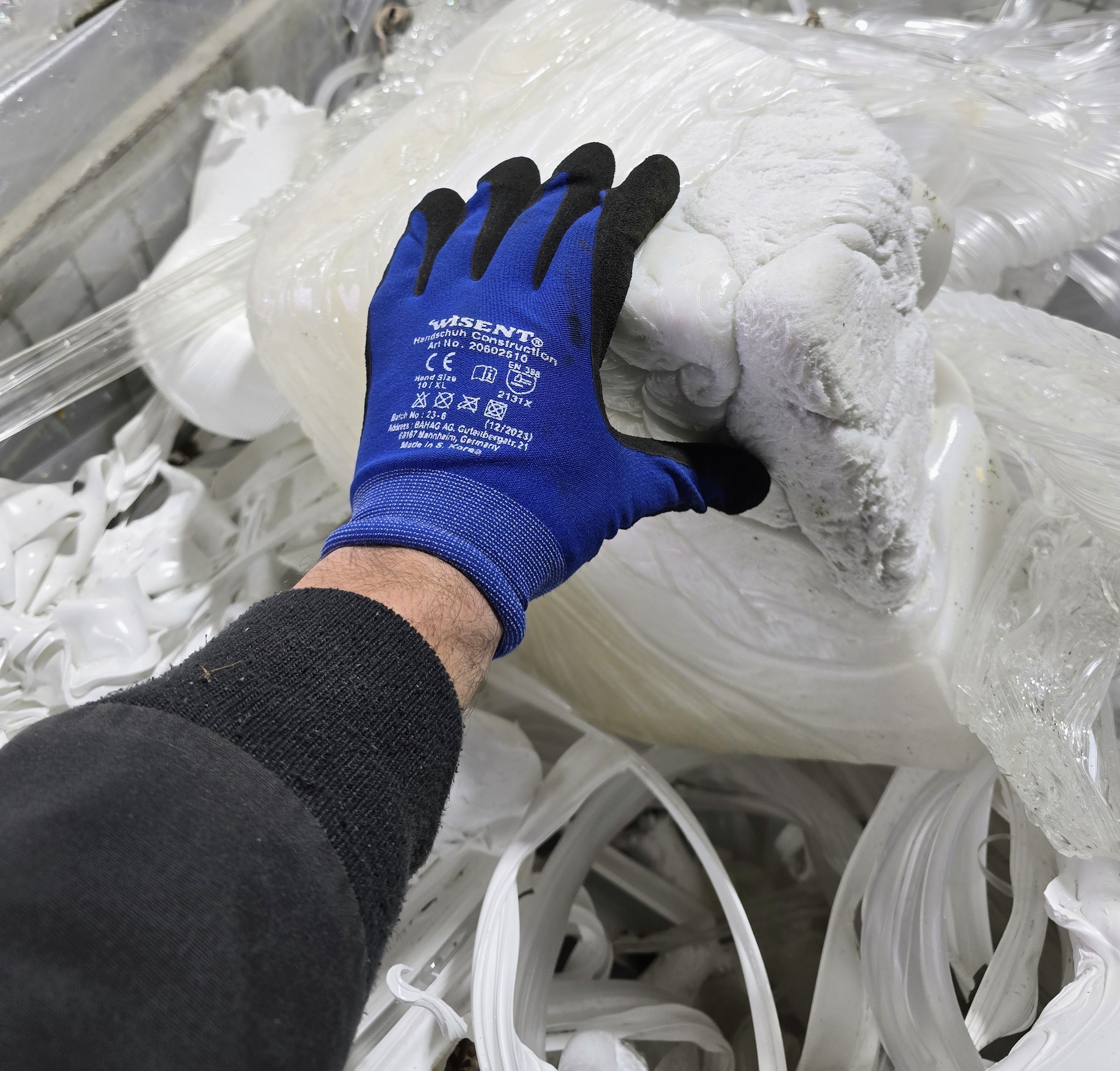 Anfahrbrocken - weiße Kunststoffstücke in der Hand