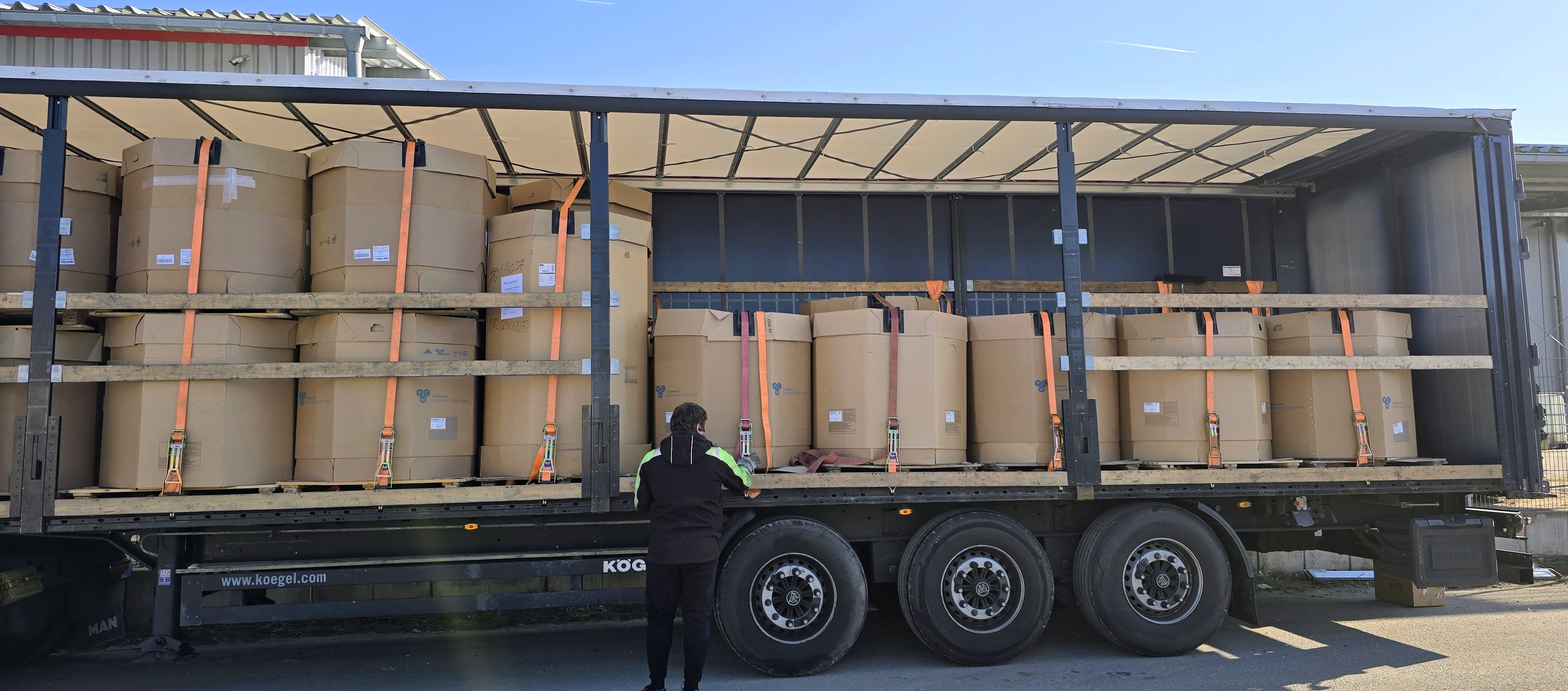 LKW Ladung mit Oktabins voller Produktionsreste
